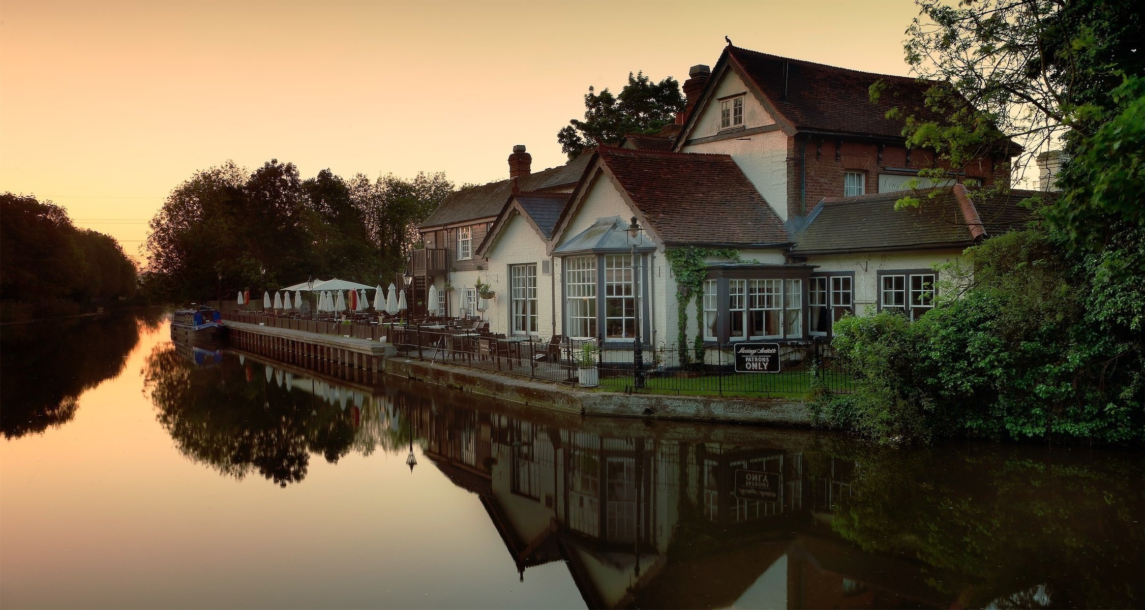 hertfordshire pub bateau rivière réflexion coucher de soleil maison soirée