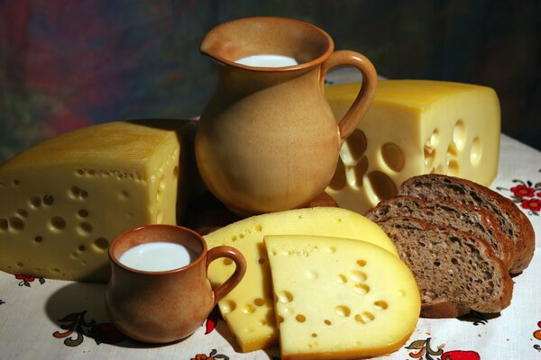 Latticini latte formaggio e tre fette di pane