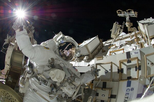 Astronauta pracuje na pokładzie ISS