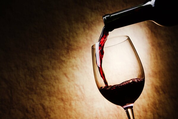 Il vino rosso viene versato in un bicchiere