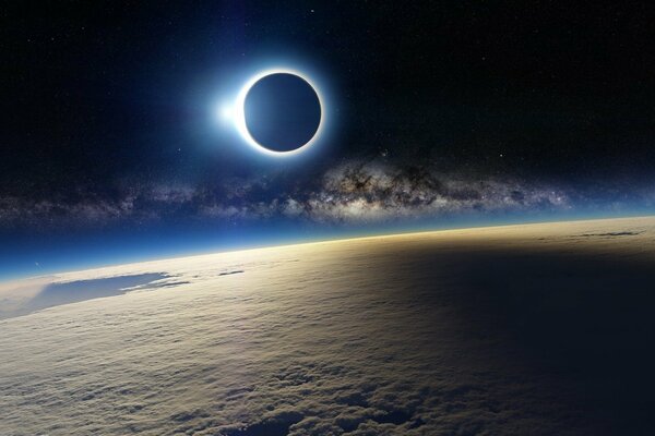 Eclipse solar, vista sobre las nubes