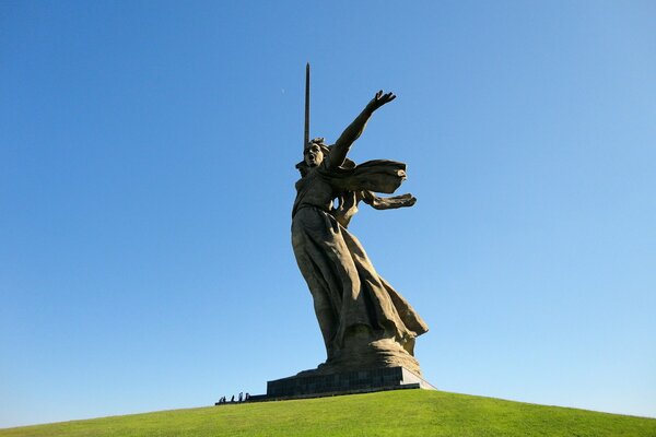 Ein hohes Denkmal vor dem Hintergrund des Himmels in Wolgograd