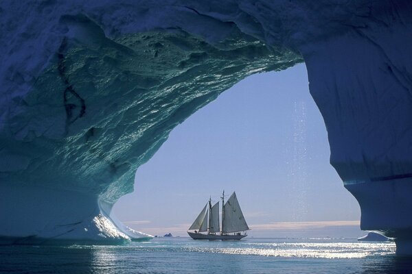 Viaggio a vela attraverso l iceberg in inverno