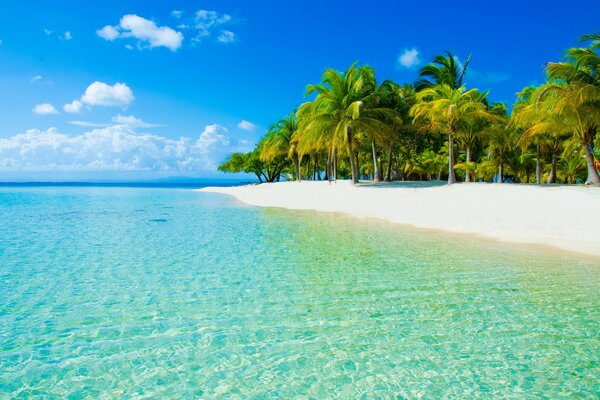 Blick auf das Meer mit Strand und Himmel mit Wolken