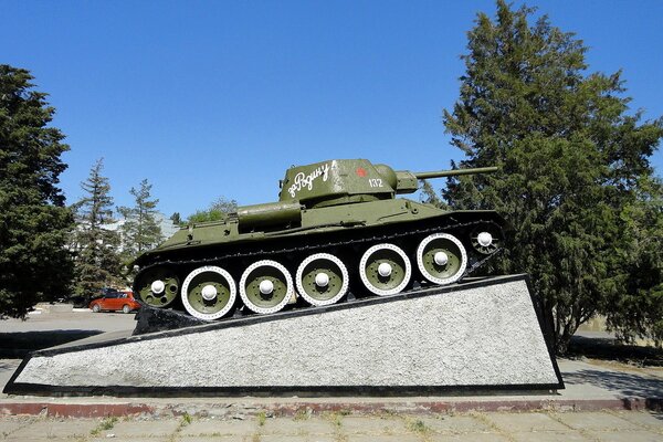 Tank auf dem Hintergrund des blauen Himmels in Wolgograd