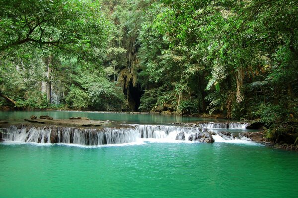 Paesaggio della cascata e della giungla in Thailandia