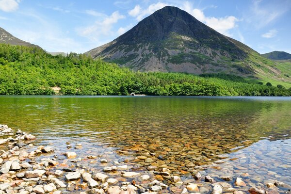 Der steinige Grund des Sees. Der Berg thront über dem See