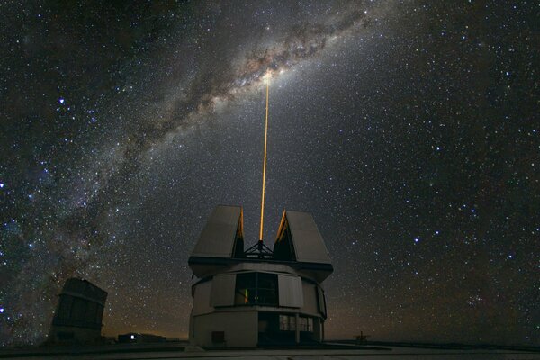 Vista de la vía láctea con un telescopio láser