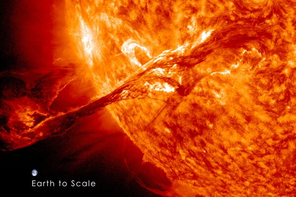 Corona solare e piccola terra