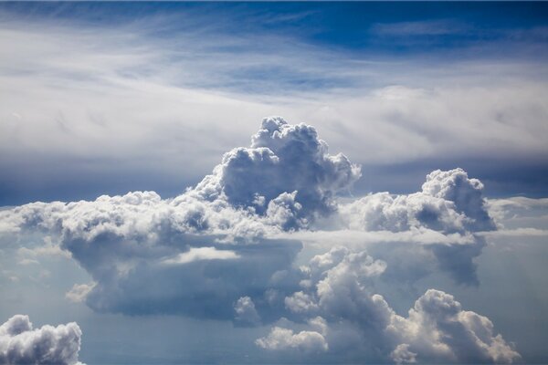 Nubes azules en el cielo