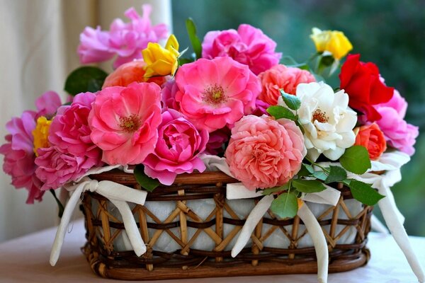 Flores multicolores en una canasta con arcos blancos