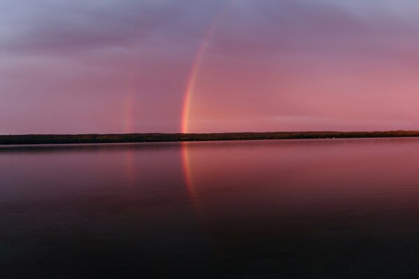 Ein außergewöhnlicher Regenbogen am Abend auf einem Panoramafoto