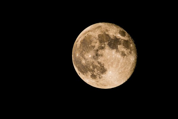 Gelber Mond im Weltraum