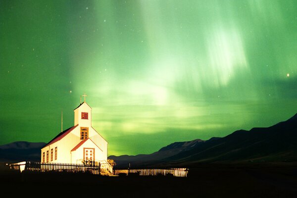 Recinzione della casa verde della Cappella di notte dell aurora boreale