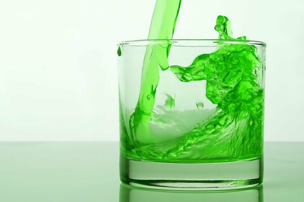 Boisson énergisante de couleur verte versée dans un verre