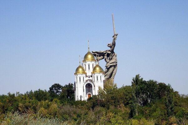 Die Kathedrale neben dem Denkmal in Wolgograd