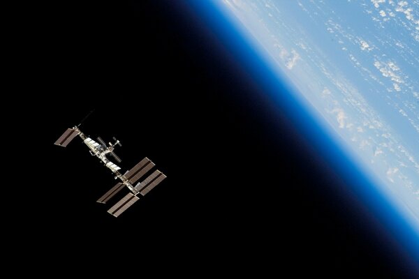 Estación espacial internacional en órbita Terrestre