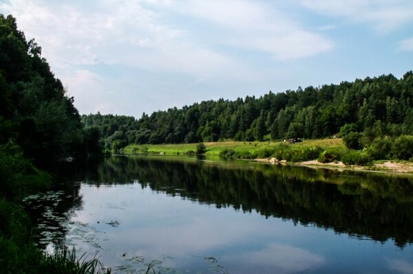 Ein Fluss in den Bergen. Die Natur. Landschaft