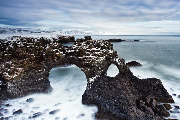 Nuvole sul mare e sulle rocce invernali