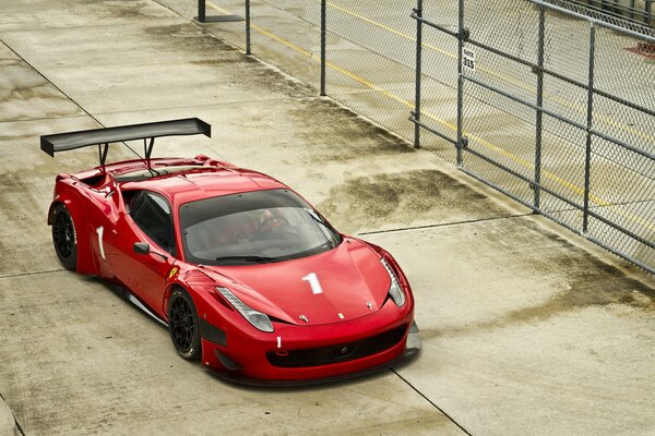 Roter Ferrari mit Spoiler