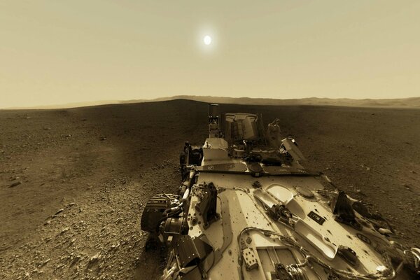 Rover auf dem Mars vor dem Hintergrund der Sonne