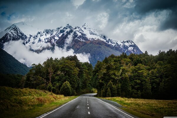 Longue route vers les montagnes vers les nuages