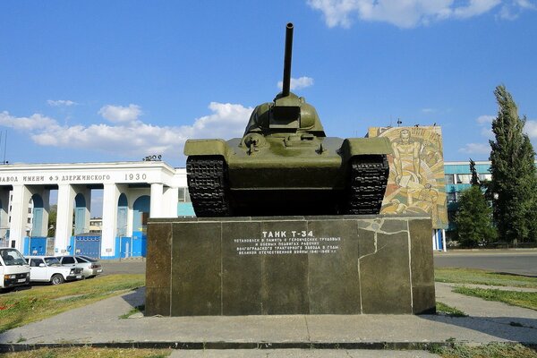 Tank T-34 auf Himmelshintergrund