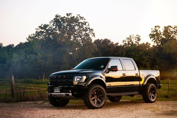 Voiture noire agressive Raptor