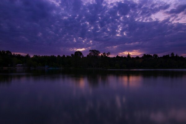 BELLISSIMO TRAMONTO SULLA SUPERFICIE DELL ACQUA