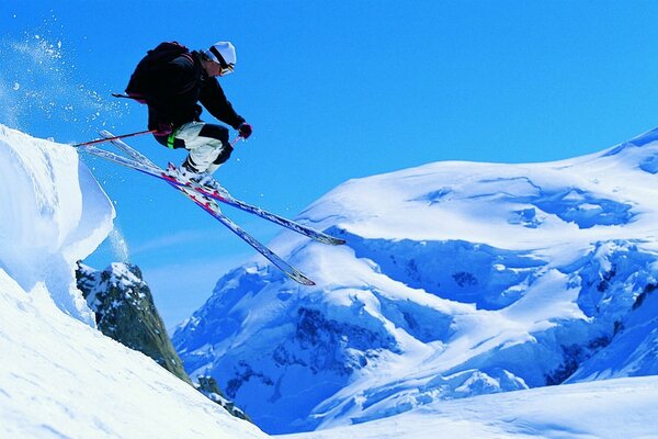 Photo de la descente d un skieur dans les montagnes