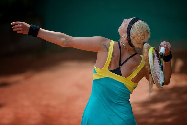 Lena-Marie Hofmann gibt im Tennis einen schönen Aufschlag ab