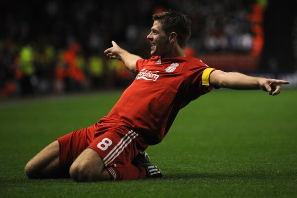 Steven Gerrard in uniforme rossa sul campo di calcio