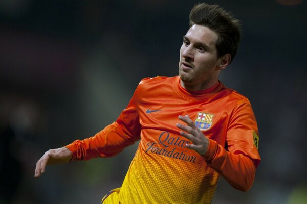 Joueur de football célèbre en uniforme jaune-orange