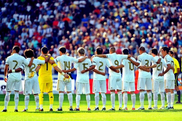 Equipo de fútbol de pie en el campo