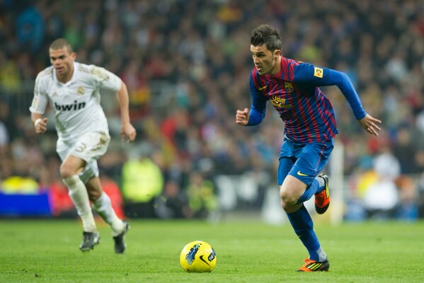 Un partido de fútbol, un jugador del real Barça dispuesto a marcar un gol