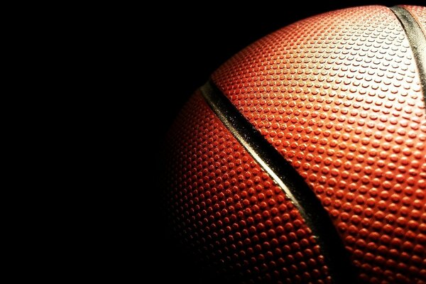 Basketball im Schatten unter der Beleuchtung