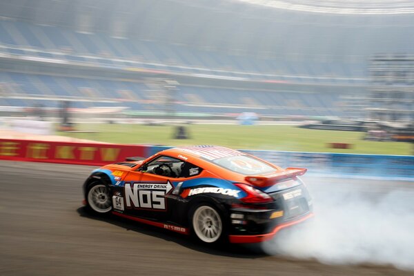 Voiture de sport sur la piste de course