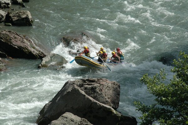 Lutte contre la rivière rocheuse orageuse