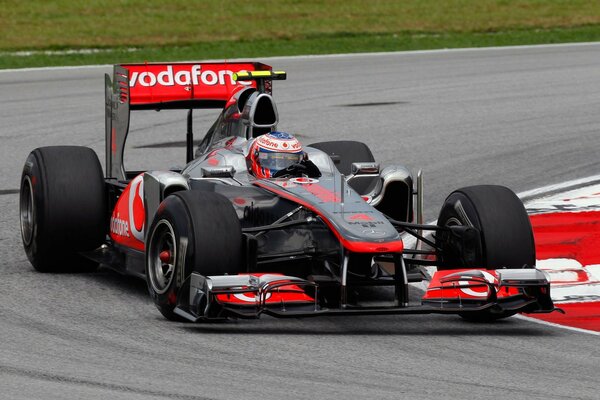 Coche deportivo con Jenson Button en 2011