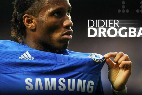 Didier Drogba con la pubblicità di Samsung sulla maglietta