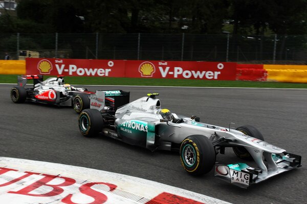 Il pilota Lewis Hamilton in curva verso la vittoria