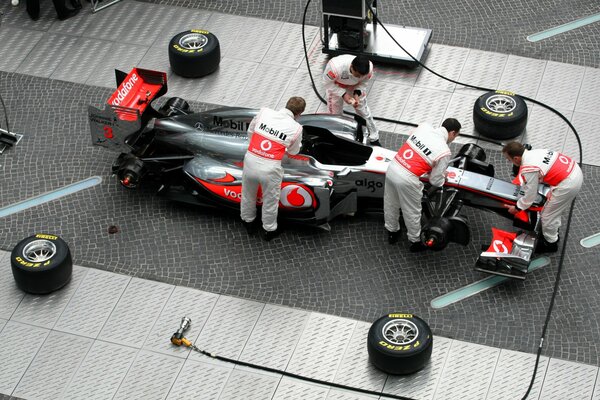 Les mécaniciens démontent la voiture de formule 1