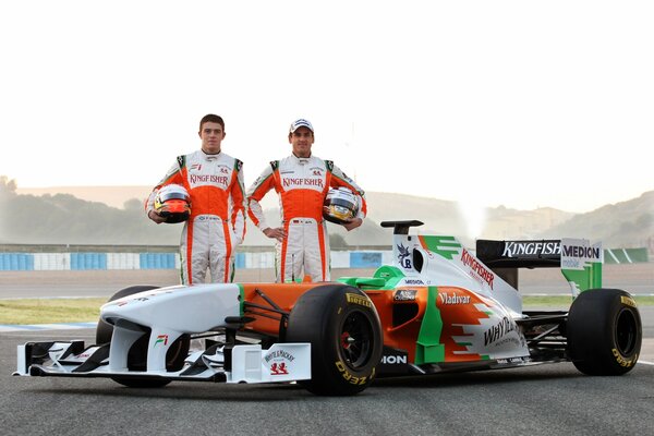 Pilotos de fórmula 1 en el fondo de un coche