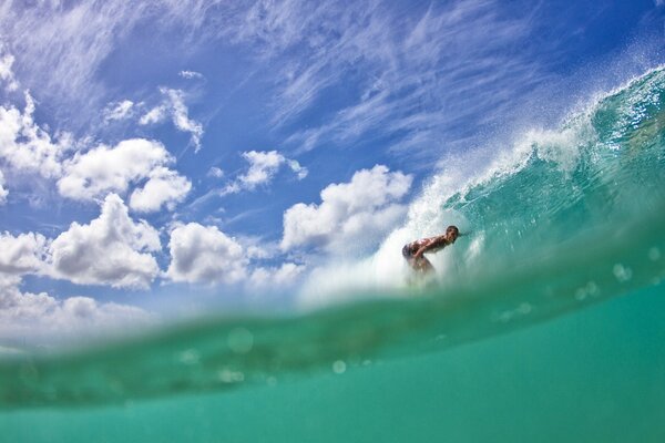 Surfing ST en una ola de berezovoy bajo los cielos azules