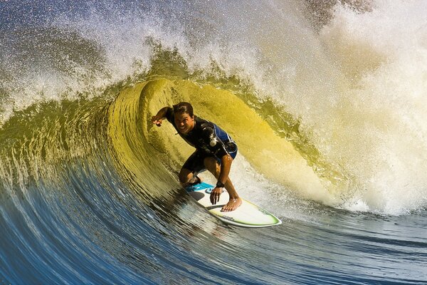 Surfista en el tablero conquista la ola