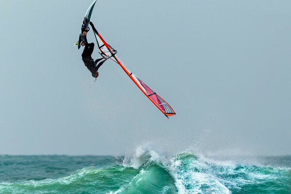 Salto del windsurf sulle onde