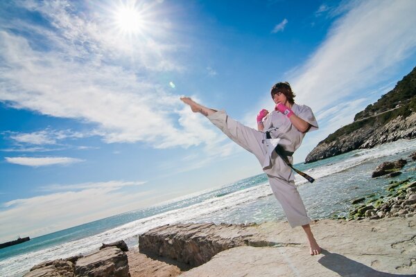 Chica con cinturón negro en kimono