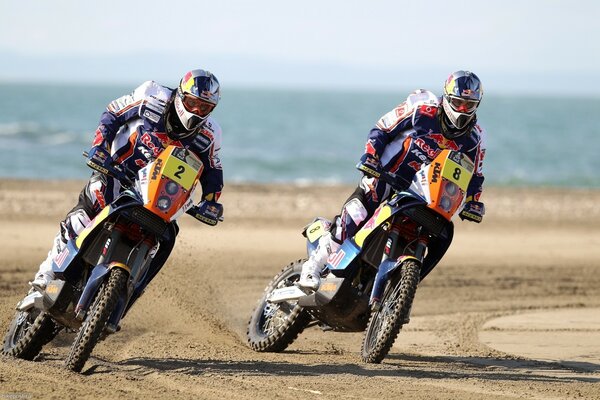 Due moto alla curva della gara Dakar