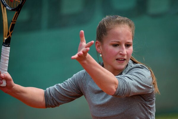 Joueur de tennis avec une raquette à la main pendant le jeu