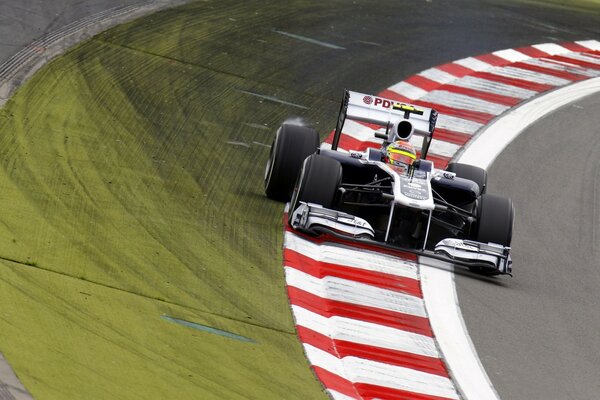 Coche de carreras en una curva en la pista